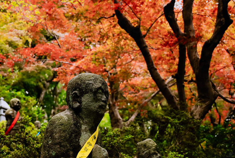 小鍛冶秀明　羅漢さんと紅葉